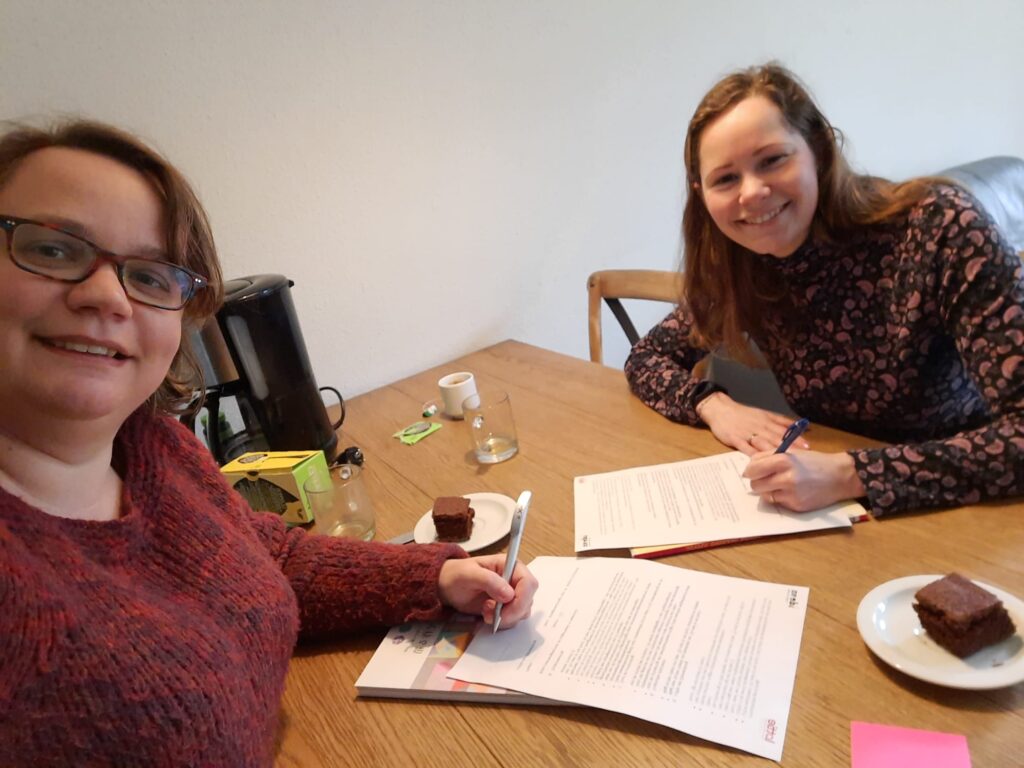 foto Marlijn Abbink (Ideon) en Lottie van Starkenburg ondertekenen samenwerkingsovereenkomst